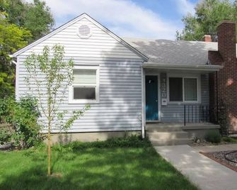Cozy Basement Suite Near Downtown (Non-Smoking) - Fort Morgan - Gebouw