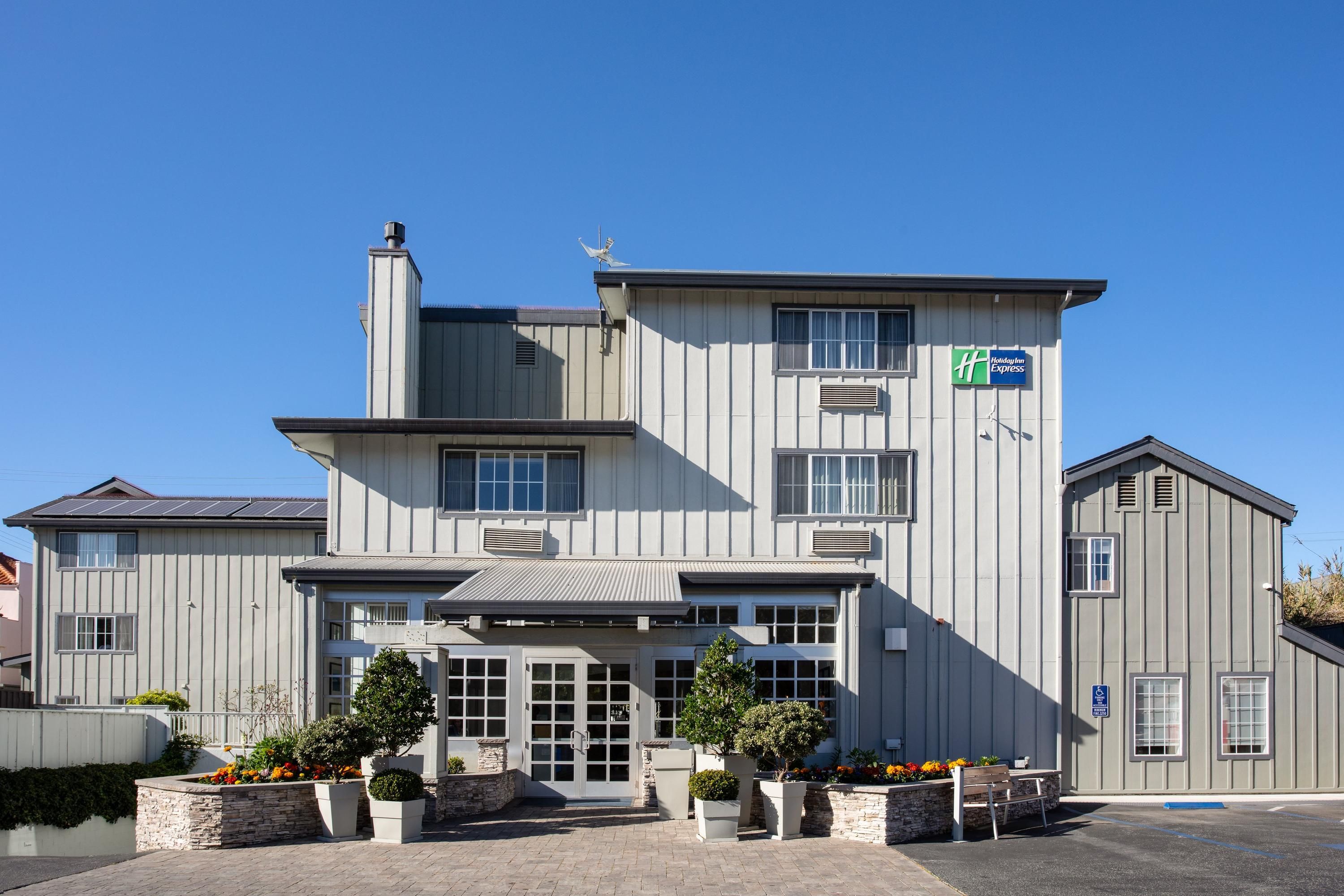 Holiday Inn Express Monterey-cannery Row 194 Monterey Hotel Deals Reviews - Kayak