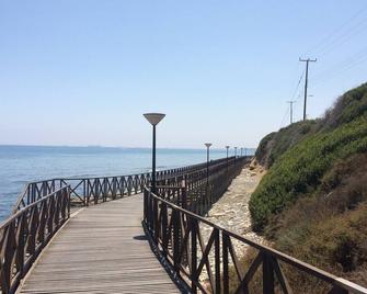 Free WIFI Luxury 2 bedroom apartment opposite St Raphael Marina 2 mins to beach - Pyrgos