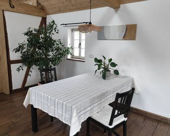 Sonnenpfad farm - living on a lovingly renovated four-sided farm - Dresde - Comedor