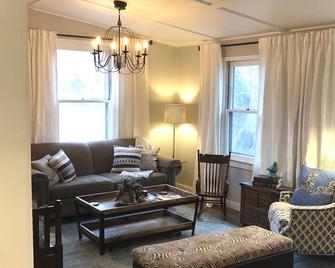 Historic Farmhouse ~ Near Historic Noto~bring The Entire Family! - Topeka - Living room