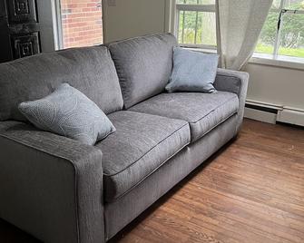 Welcome to your Hamptons hideaway! - Sag Harbor - Living room