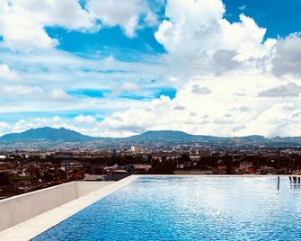 West Point Hotel - Bandung - Piscina