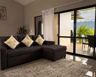 Verde Armonía Lodge Very close to Manuel Antonio beach Beautiful mountain views - Naranjito - Sala de estar