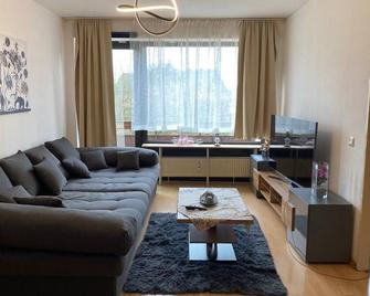 Schöne, möblierte Wohnung mit Balkon und Tiefgarage - Düsseldorf - Wohnzimmer