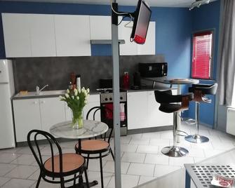 The Saint Paul duo at the entrance to Parc Buffon - Montbard - Kitchen