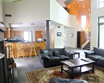 Walk to ACL Fest and UT football - Central Austin/Clarksville gem - sleeps 8-10 - Austin - Living room