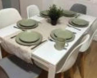 Clydebank Cozy 3bdr flat near Glasgow - Clydebank - Dining room