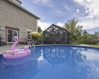 River Road House is a 1910 Restored Farmhouse with a Cottage Vibe hot tub, sauna - Napanee - Pool