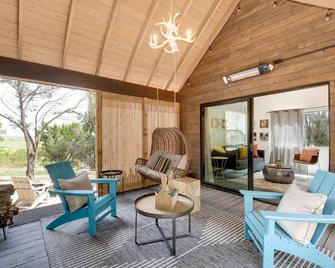 Lucky Arrow Retreat: Breezeway Cabin w/ Hill Country View - Dripping Springs - Living room