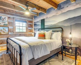 Hot Tub, Fire Pit and Creek Access Whittier Cabin! - Whittier - Bedroom