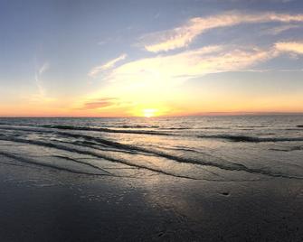 Gorgeous Condo and Ideal Vacation! Steps to Beach! Great couples get-away - Marco Island - Strand