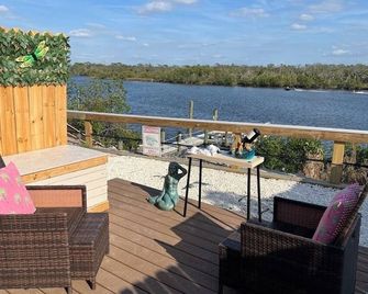 Cozy studio in serene Ruskin with AC and WiFi - Ruskin - Balkón