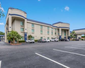 Clarion Inn and Suites Clearwater Central - Clearwater - Edificio