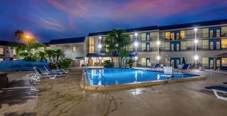 Clarion Inn and Suites Central Clearwater Beach - Clearwater - Pool