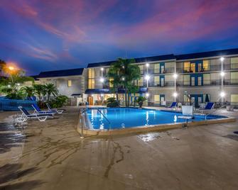 Clarion Inn and Suites Central Clearwater Beach - Clearwater - Πισίνα
