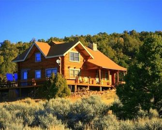 Cabin Overlooks Moab And Appeals To Folks Wanting To Experience Peace & Quiet. - Moab - Building