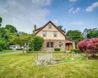 Central Erie Vacation Rental about 2 Mi to Beach! - Erie - Edificio