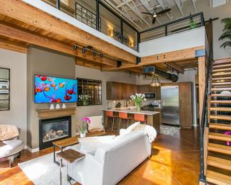 Orenco Station Executive Loft - Hillsboro - Living room