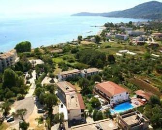 Leftis Romantica - Moraitika - Buiten zicht