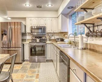 Hearthstone Retreat - Meredith Lodging - Rhododendron - Kitchen