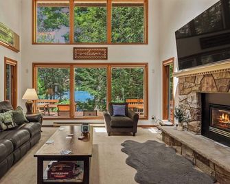 Tranquil Waterside by Avantstay Lakefront + Dock, Game Room, Views - Pocono Summit - Sala de estar