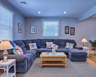 New London Hideaway Near Beaches and Local Spots! - New London - Living room