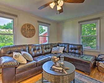 Updated Home w/ Patio Half Mile to West Point - Highland Falls - Wohnzimmer