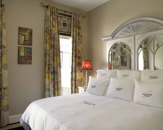 Chic 1869 Historic Carriage House on Monterey Square w/Garage Parking! - Savannah - Bedroom