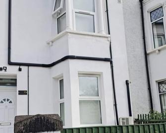 Studio-Sleeps 2-Garden-30 Min Central Ldn - London - Gebäude
