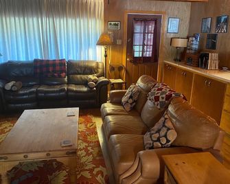 'The Pines' Is The Perfect Log Cabin Getaway In The Beautiful Jemez Mtns. - Jemez Springs - Living room