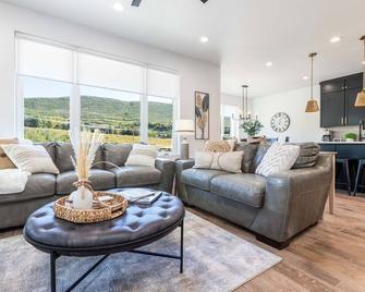 Charming Family Townhome Near Park City and Concierge! - Kamas - Sala de estar
