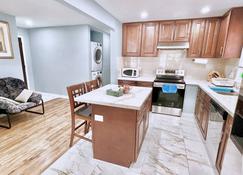 Newly Renovated Detached House - Toronto - Kitchen