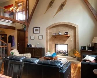 Logues Lodge Kimberley Chalet @ Ski Hill & Across From Trickle Creek Golf Course - Kimberley - Wohnzimmer