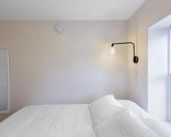 West Broadway Quarters - Boston - Bedroom