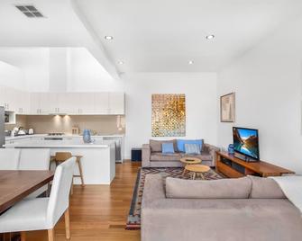 2-Bed Apartment With Parking And Balcony Near Trains - Yarraville - Sala de estar