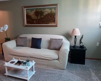 Charming 2-Bedroom Condo With Ac — Walk to Downtown & Vcsu - Valley City - Living room