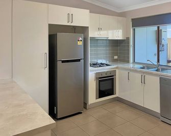 Direct Collective - Villas on Rivergum - Emerald - Küche
