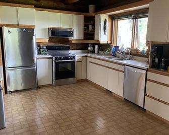 The Lodge--Unique log home on the banks of the river - Nipawin - Kitchen