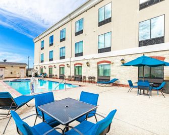 Holiday Inn Express & Suites Floresville By IHG - Floresville - Zwembad