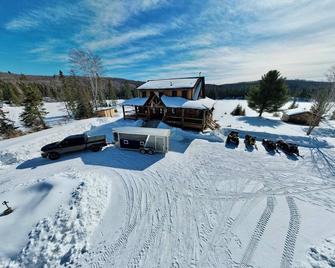 4 Season Nature Retreat - Winter Playtime - South River