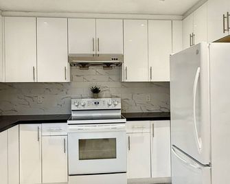 Central, Cozy Spacious 3 Br Private Suite• Ev Charging• Near Transit - Vancouver - Cocina