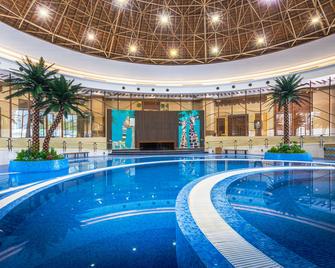 Nofa Riyadh, A Radisson Collection Resort - Al Muzāḩimīyah - Piscina