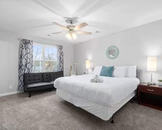 Dazzling in Downtown Clarksville- mins to downtown! - Clarksville - Bedroom