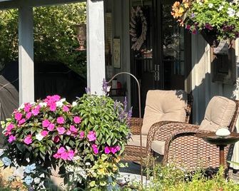 Spacious 1st Fl Waterfront Retreat - Norwich - Patio