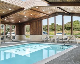 Holiday Inn Express Fort Bragg By IHG - פורט בראג - בריכה