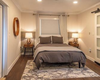 Shares Courtyard Luxury Apt - New! - Rockledge - Bedroom
