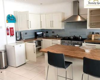 Spacious 3BR Home in Bedford for Big Groups - Newport Pagnell - Kitchen