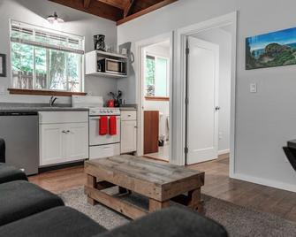 Newly built deluxe cabins, in a private redwood setting near the Smith River - Crescent City