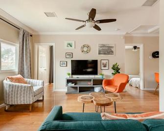 Family & Pet Friendly house centrally located in Golden Hill - San Diego - Living room